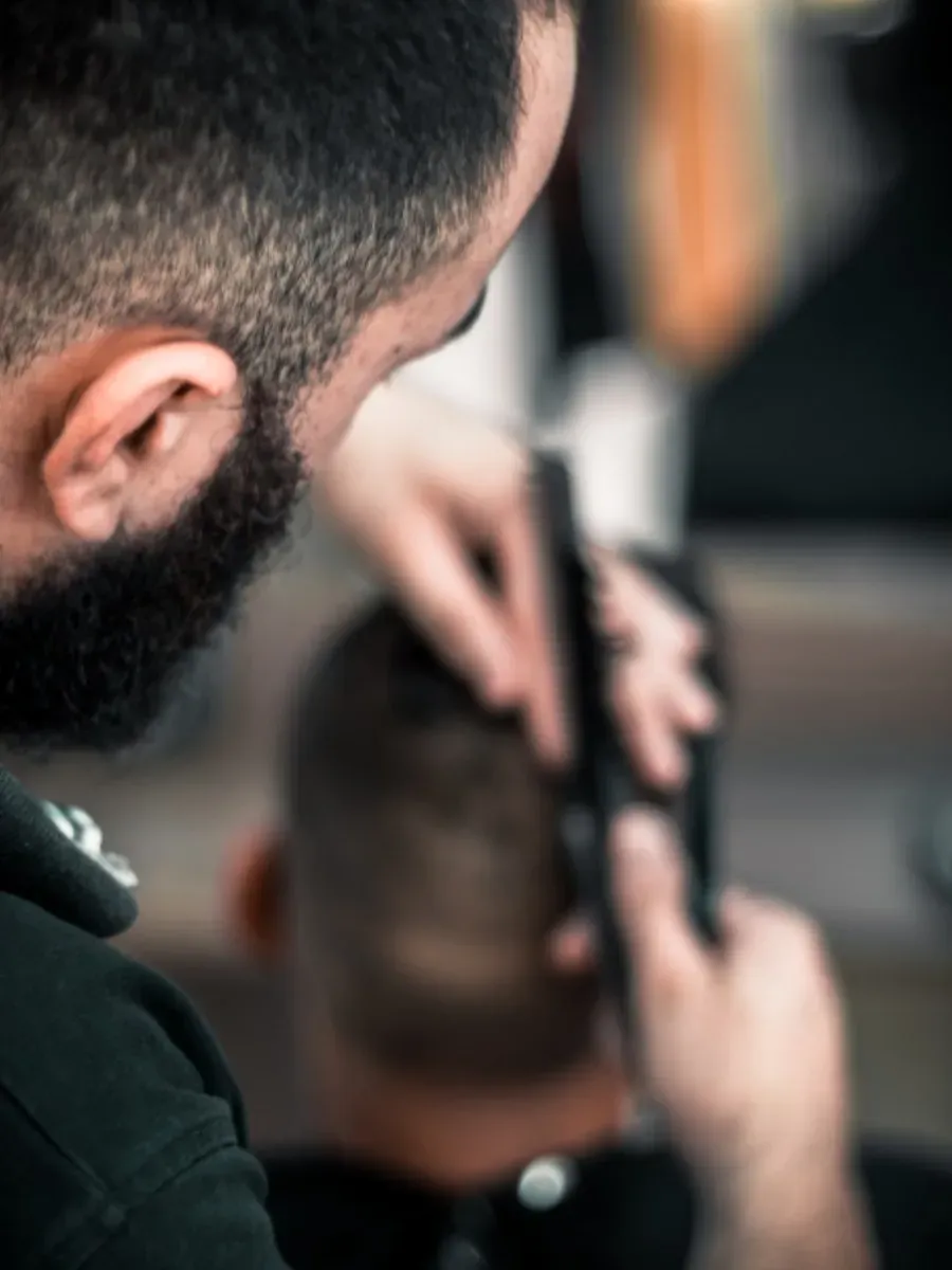 Barbero haciendo un corte con máquina